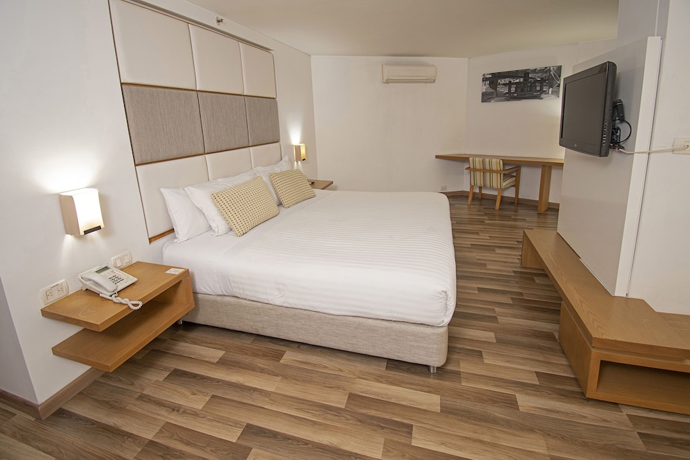 Superior Room, 1 Queen Bed photo 2