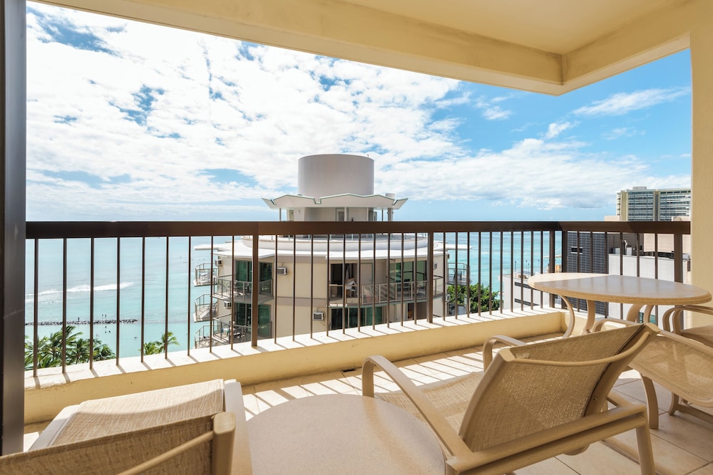 Aston Waikiki Beach Tower: Deluxe Condo, Lanai, Ocean View photo
