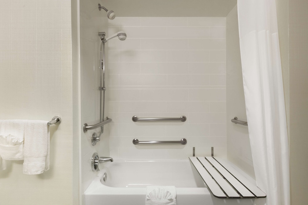 Room, 2 Queen Beds, Accessible, Bathtub - Photo 4