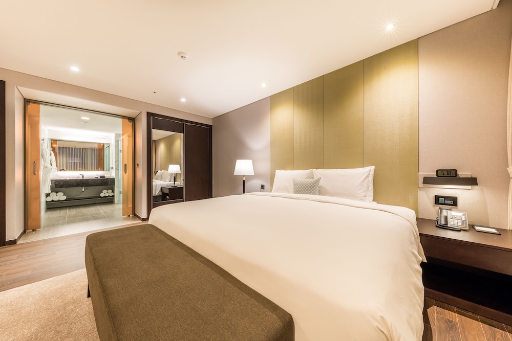 Suite, 1 King Bed, Non Smoking photo 2