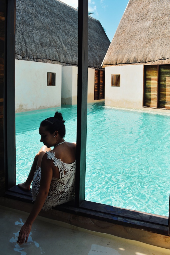 Family Double Room, 2 Queen Beds, Pool View photo 2