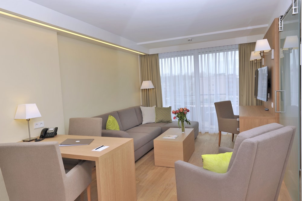 Suite (Wellness & Fitness Access) - Photo 5