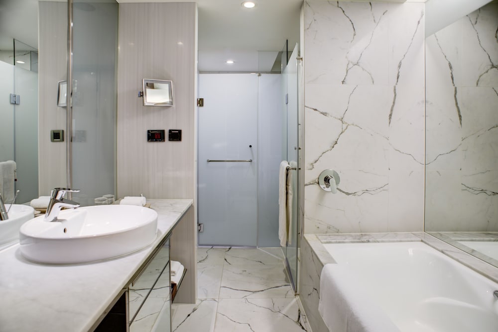 Deluxe King Room - Photo 7