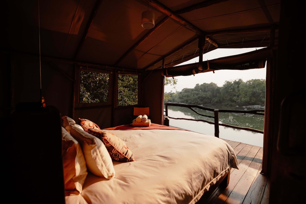 Deluxe Chalet, 1 Queen Bed, Lanai, River View photo 3