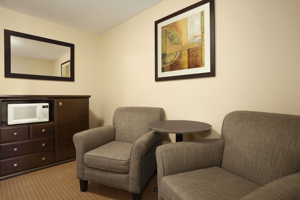 Suite, 1 Queen Bed - Photo 4