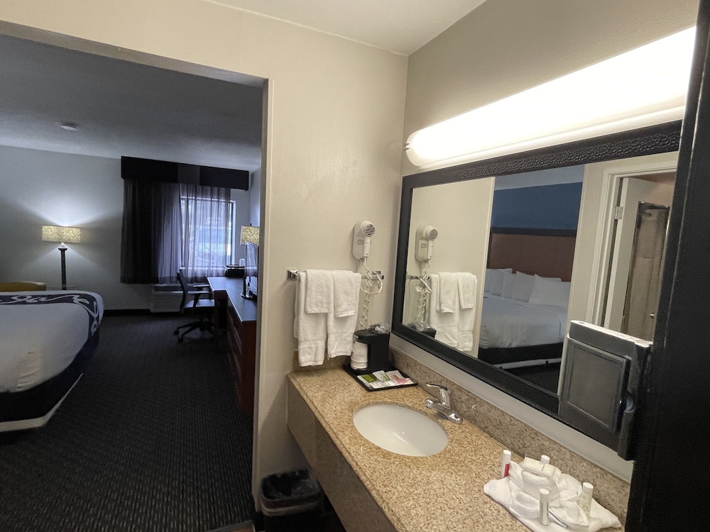 Deluxe Suite, 1 King Bed, Non Smoking - Photo 12