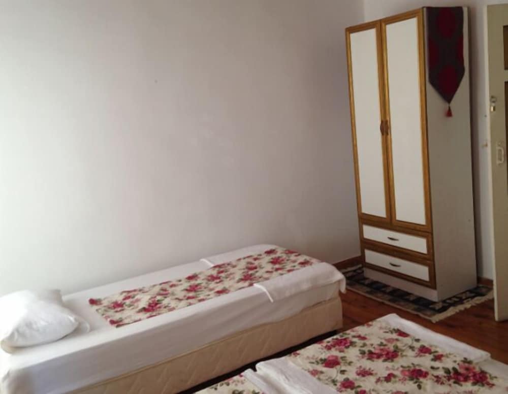 Economy Triple Room, Multiple Beds, City View photo 2