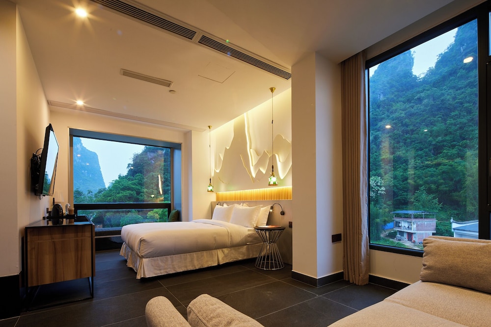 Deluxe Double Room, 1 Queen Bed, River View photo 2
