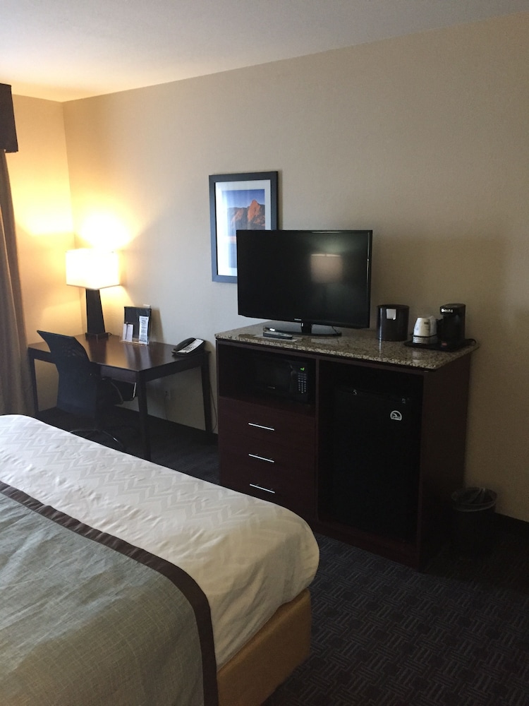 Standard Room, 1 King Bed, Accessible, Bathtub photo 2