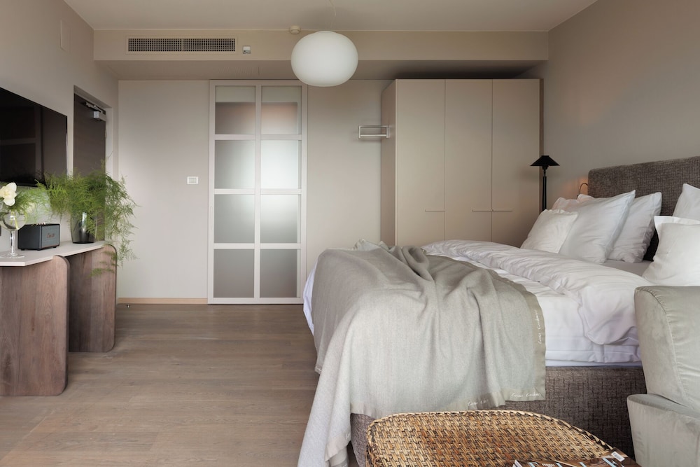 Double Room, Balcony (South)