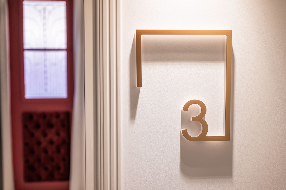 Luxury Apartment - Photo 9