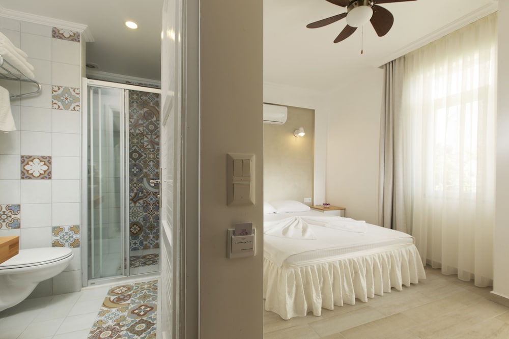 Standard Double or Twin Room - Photo 8