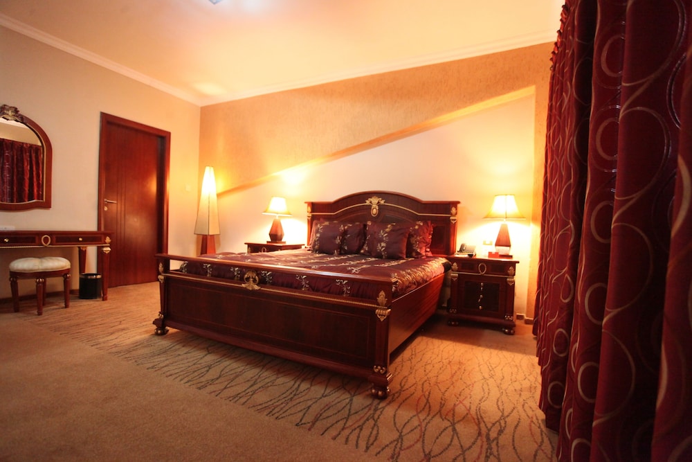 Deluxe Suites photo 1