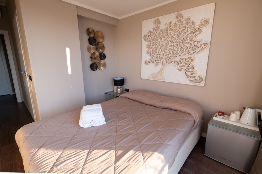 Classic Double Room, 1 Bedroom, Private Bathroom (1-2) - Photo 10