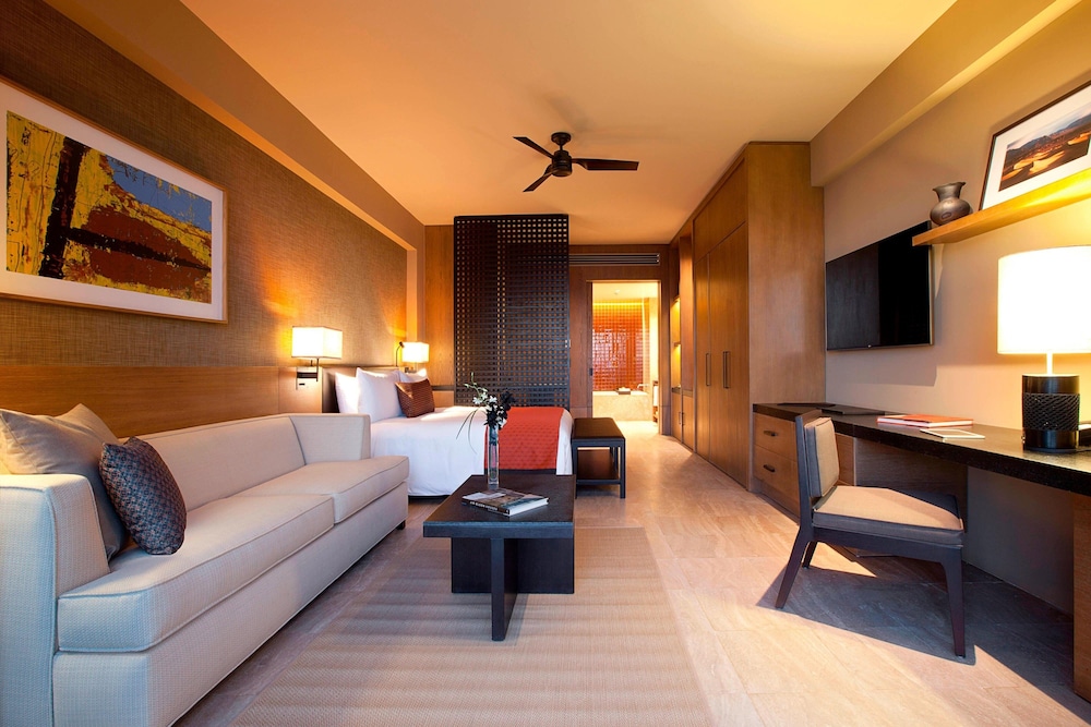 Deluxe Room, 1 King Bed, Resort View
