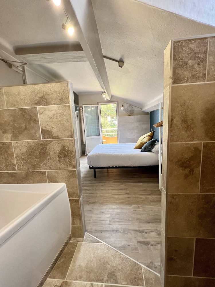 Deluxe Double Room, 1 Queen Bed, Balcony, Beach View photo 3