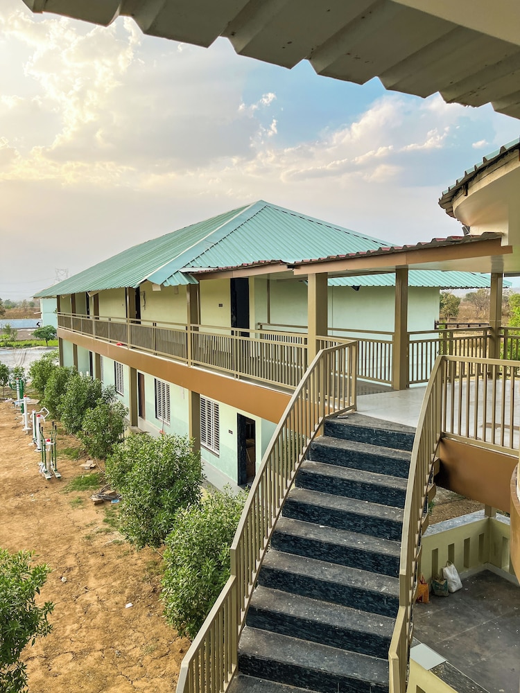 Superior Studio Suite, 1 King Bed, Balcony, Mountain View photo 2