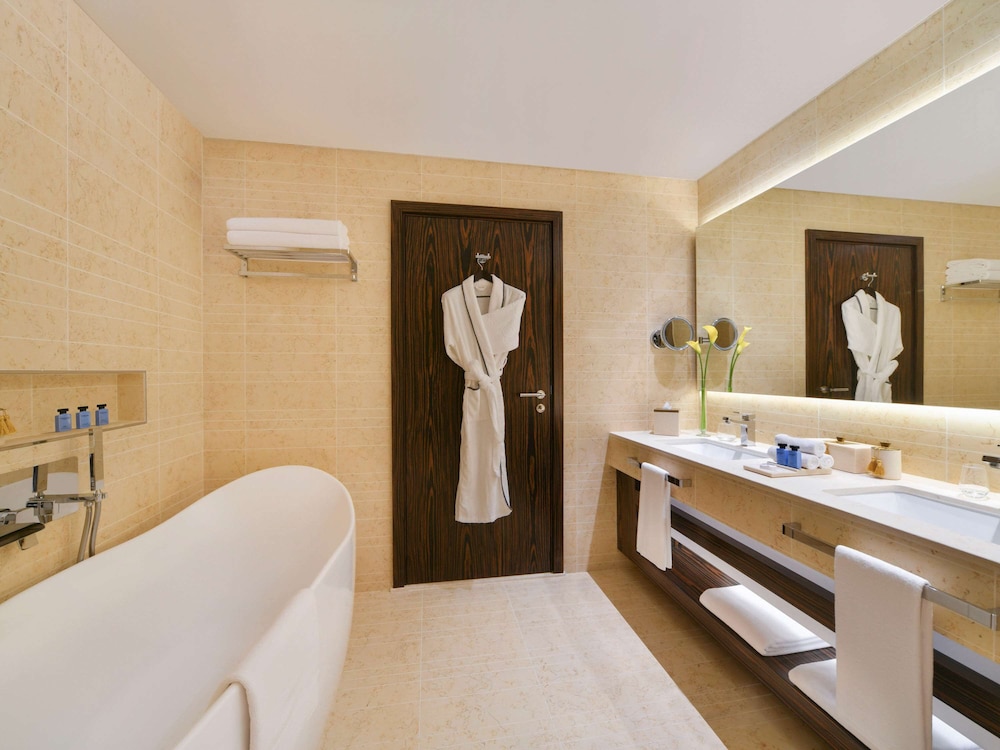 Luxury Room, 1 King Bed thumbnail 5