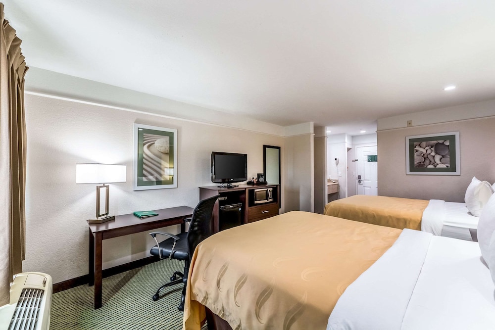 Standard Room, 2 Queen Beds, Non Smoking - Photo 2