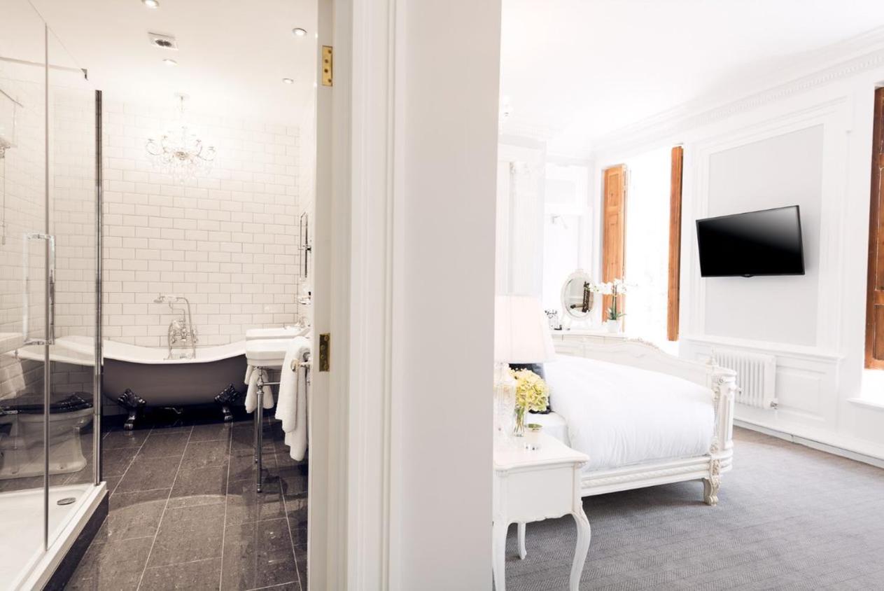 Deluxe Double Suite with View - Photo 11