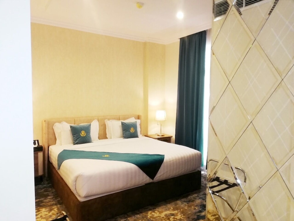 Junior Suite, 1 King Bed - Photo 1