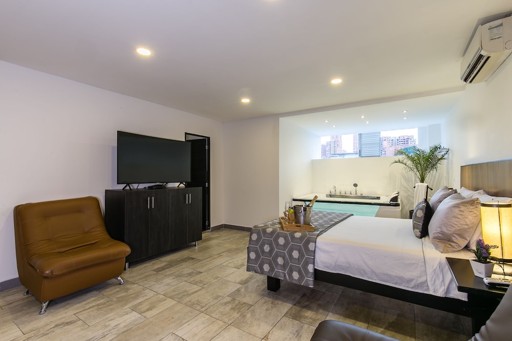 Room with jacuzzi and kitchen photo 3
