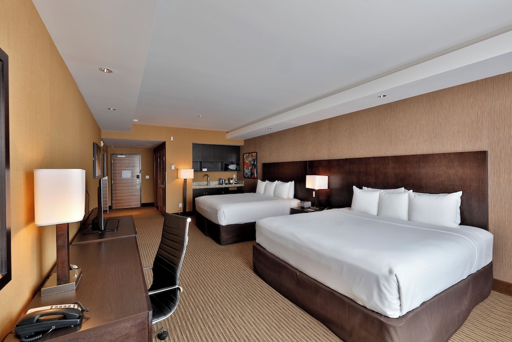 Deluxe Room, Multiple Beds - Photo 1