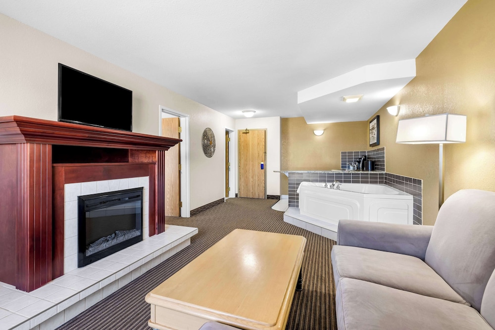 Suite, 1 King Bed, Non Smoking, Jetted Tub (Separate Living Room) - Photo 2