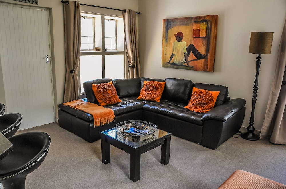 Family Room, 2 Bedrooms, Kitchen (Courtyard)