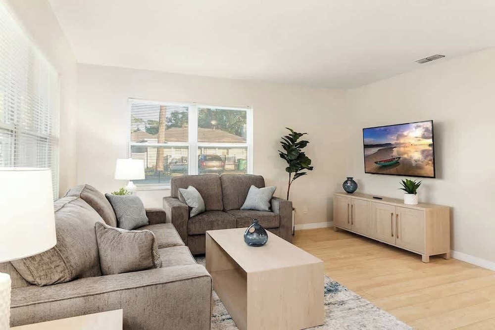 House, Multiple Beds, Kitchen, Garden View (5536 20th st )