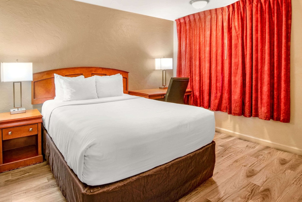 Standard Room, 1 Queen Bed, Non Smoking - Photo 1