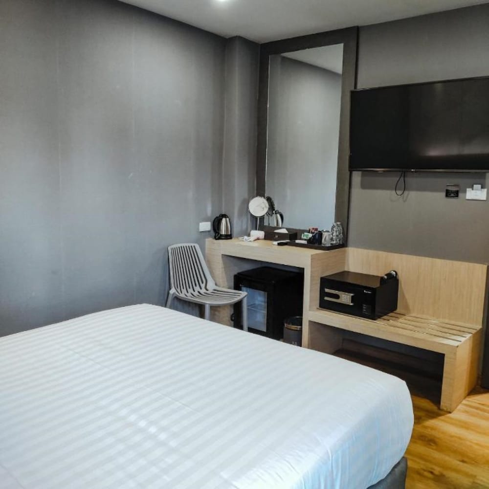 Standard Room, 1 King Bed photo 3
