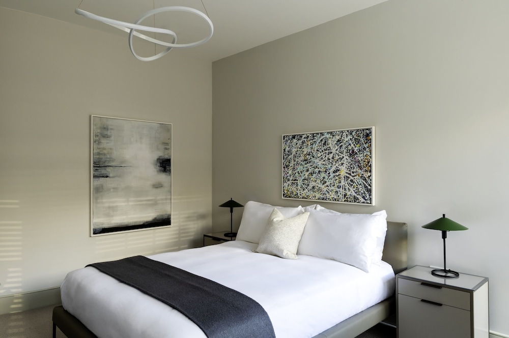One Bedroom Platinum Suite photo 2