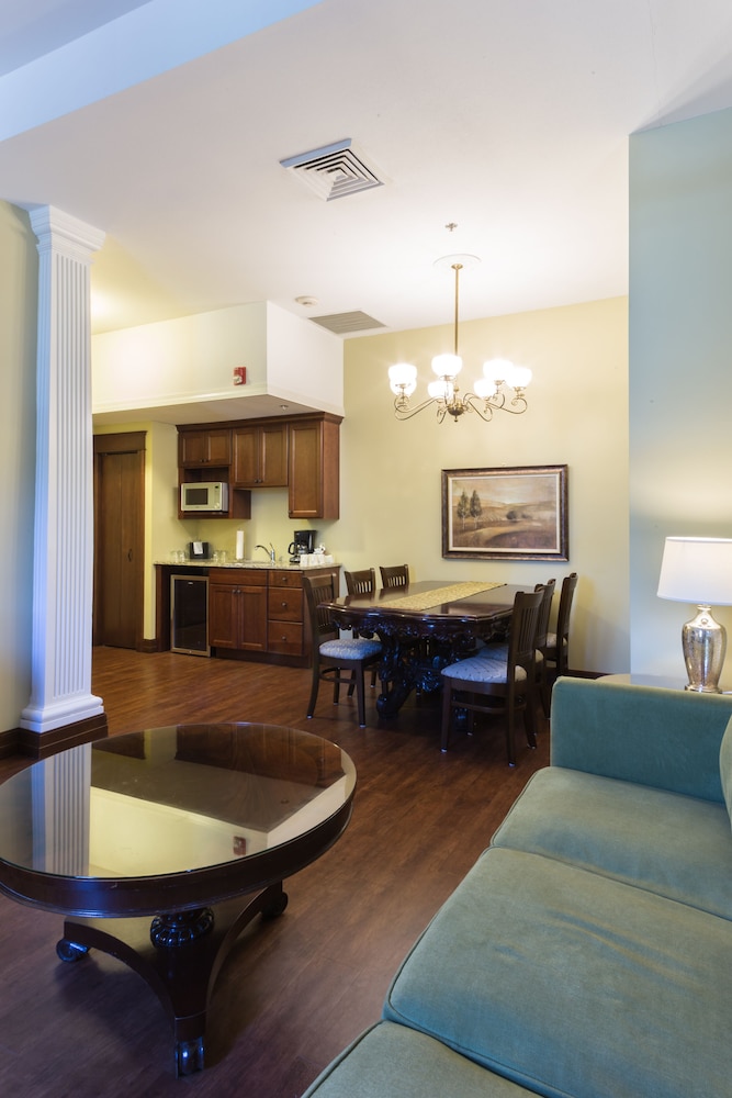 Deluxe Suite, 2 Queen Beds (Winneshiek Suite) photo 3