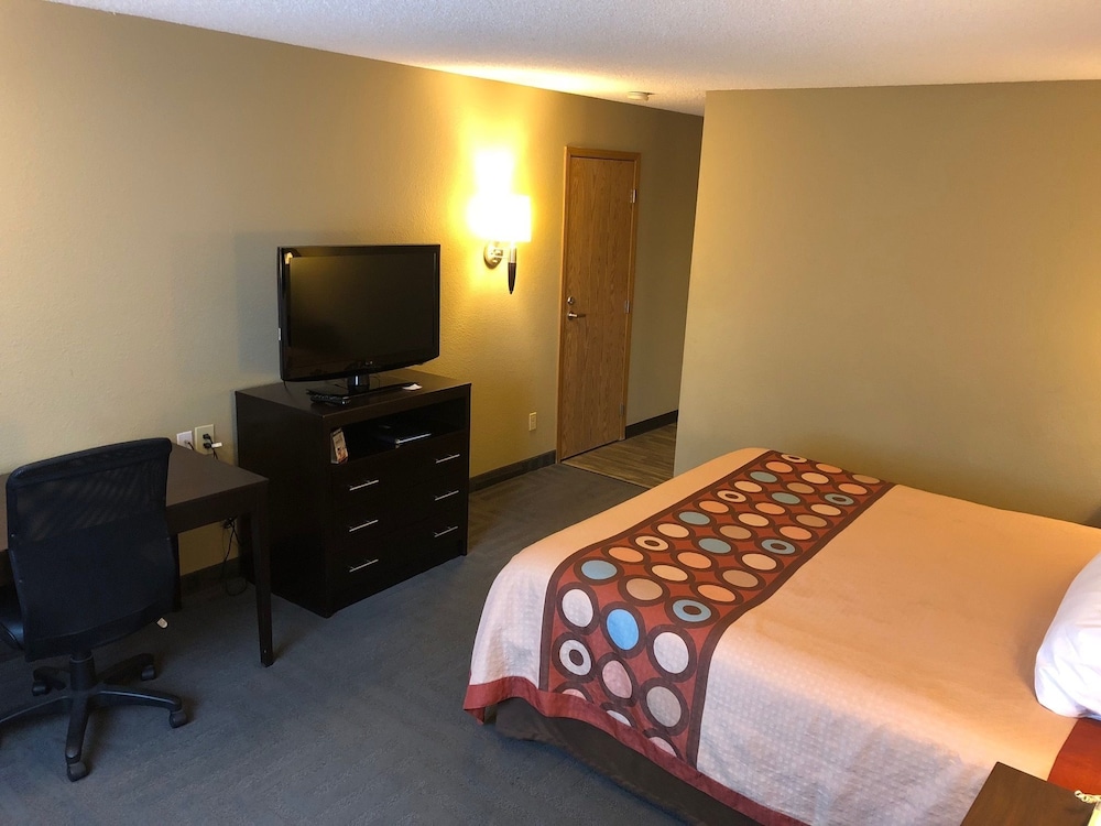 Room, Multiple Beds, Refrigerator - Photo 2