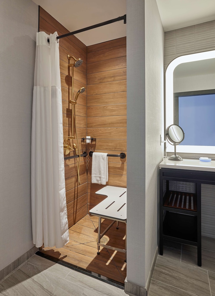 Room, 1 King Bed, Accessible (Roll-In Shower) - Photo 6