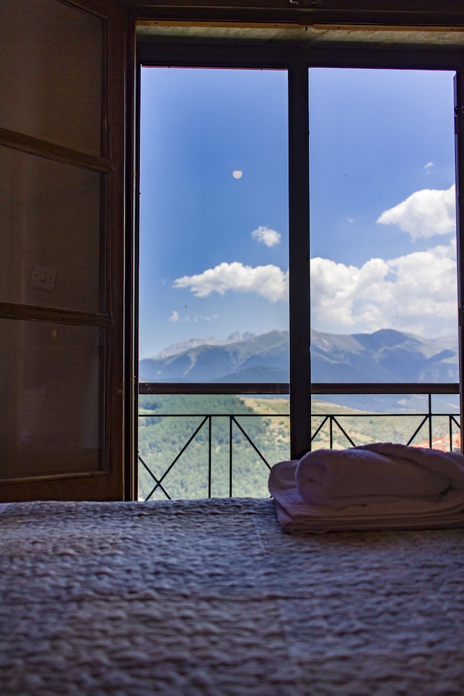 Basic Room, 1 Double Bed, Mountain View photo 3
