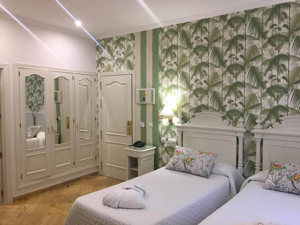 Standard Twin Room - Photo 21