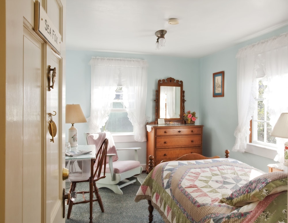 Room, Single Twin (Shared Bathroom)
