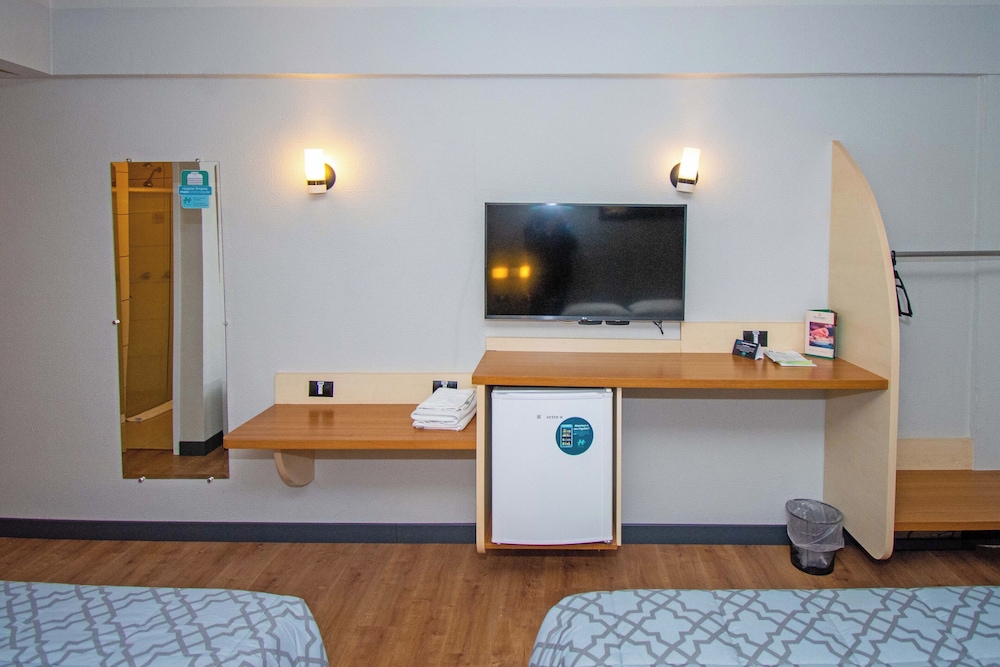 Standard Quadruple Room, 2 Double Beds photo 2