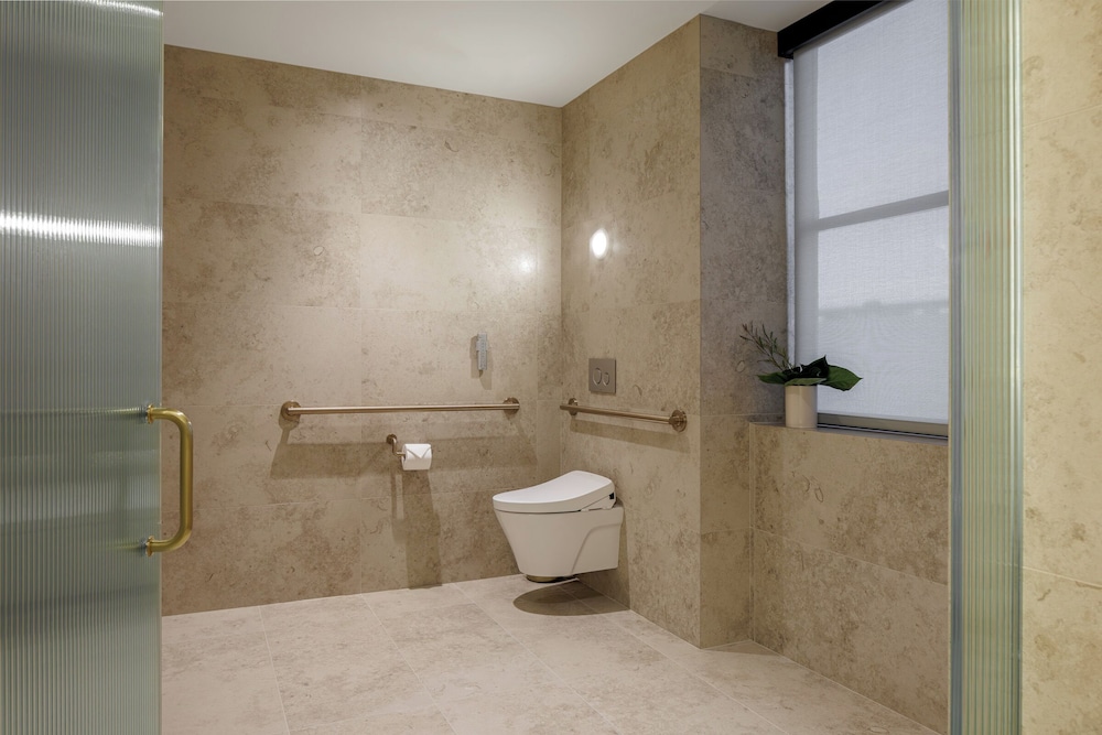 The Moore Miami, Kuva 4