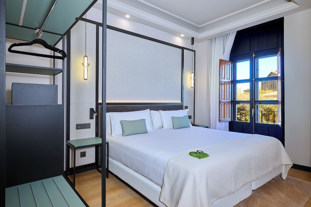 Deluxe Room, Balcony, City View (Puerta Elvira) photo 2