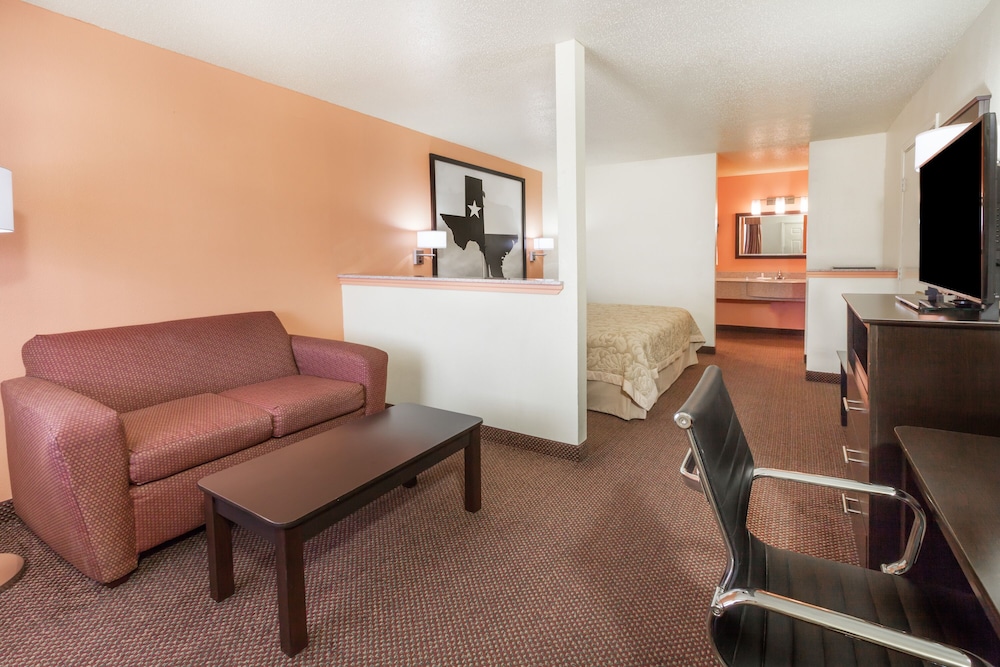 Deluxe Room, 1 King Bed, Non Smoking, Refrigerator & Microwave - Photo 1