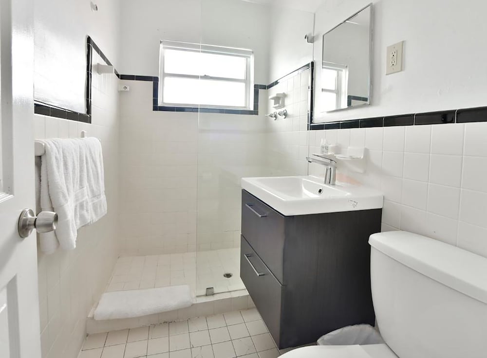 Vibrant Chic Flat with One Queen Bed & Full Kitchen photo 2