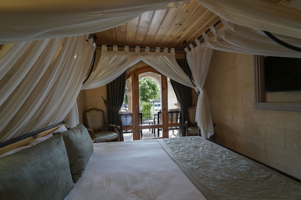 Stone Deluxe Room with Balcony - Photo 12