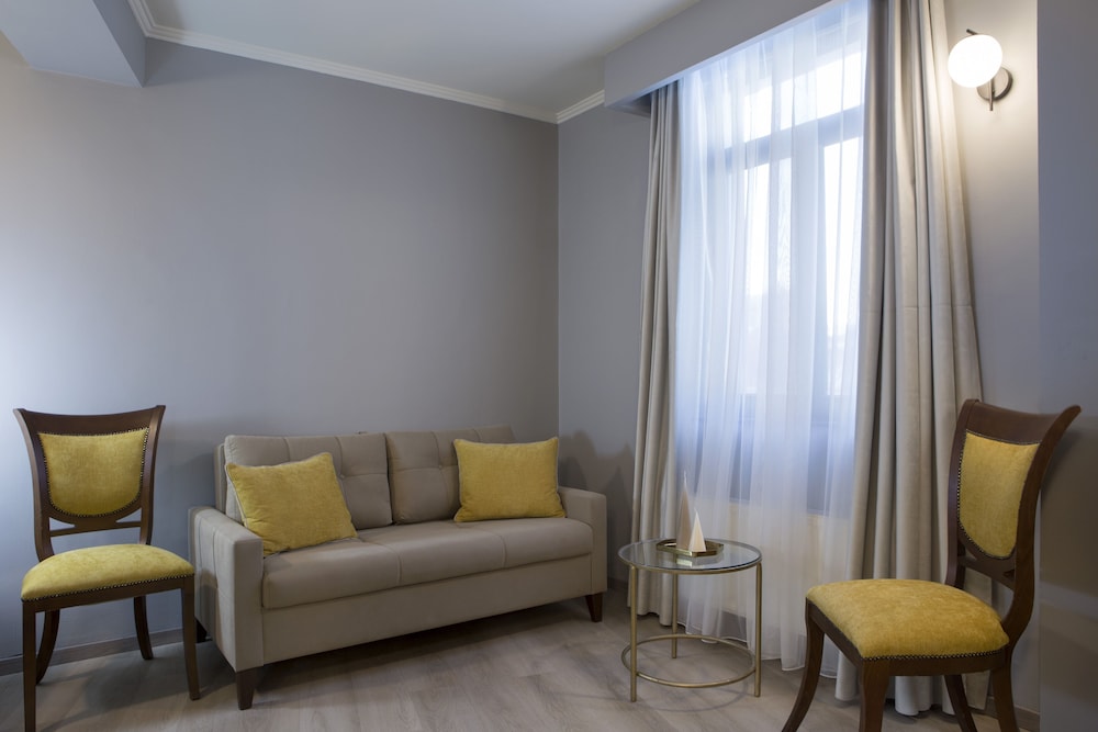 Suite - Photo 5
