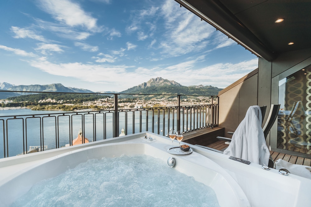 Signature Penthouse Spa Suite Lakeside photo 2