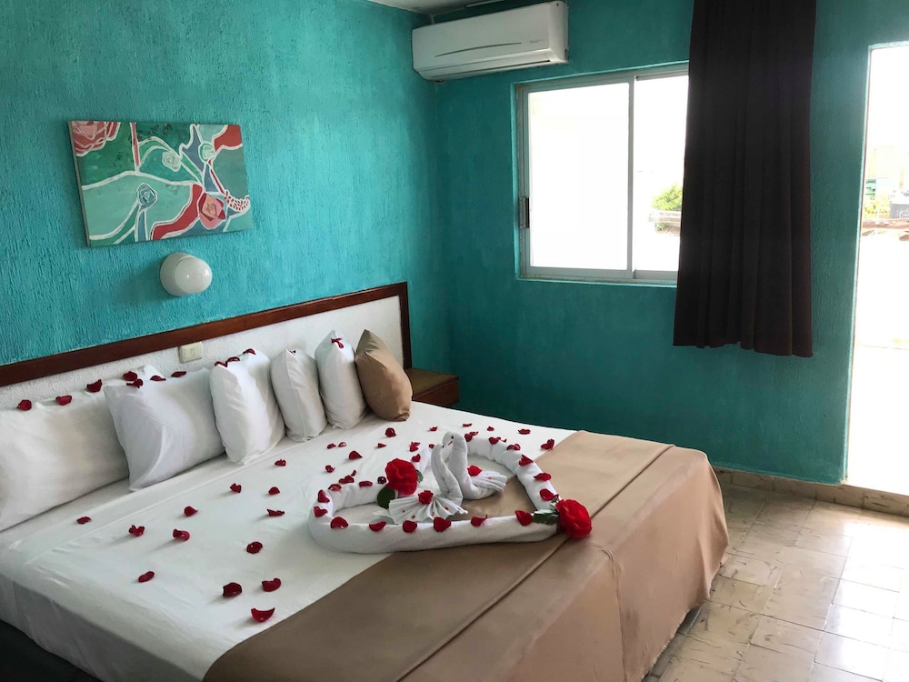 Basic Room, 1 King Bed, Balcony, Courtyard Area
