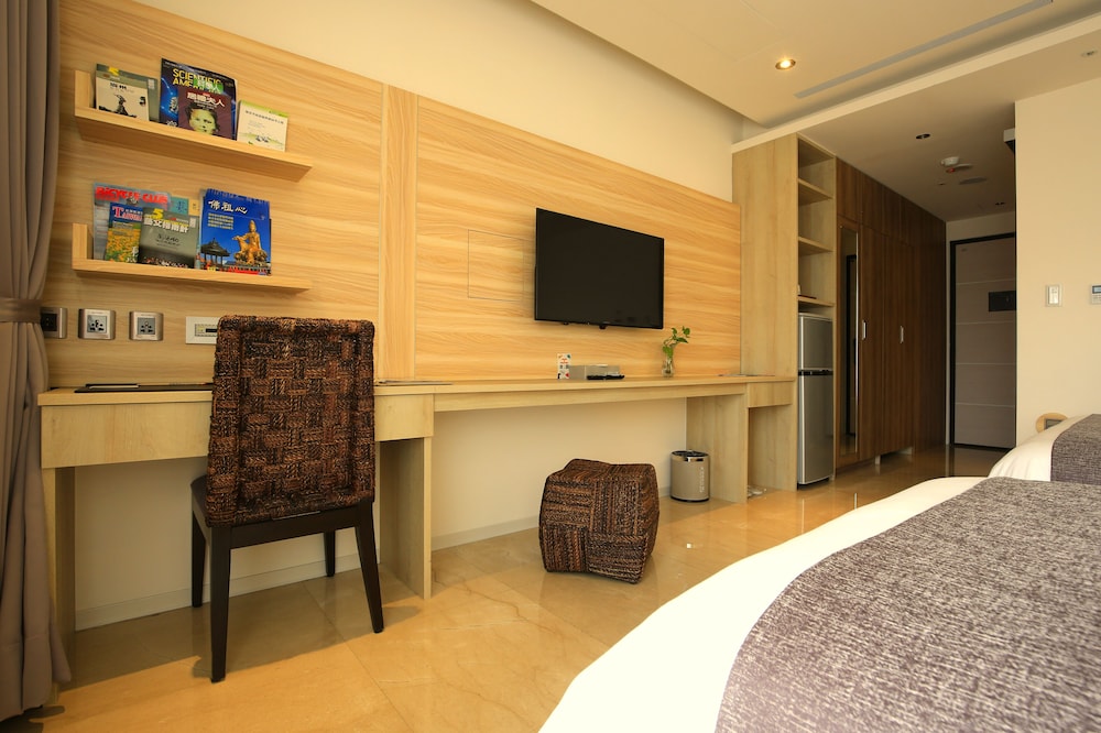 Superior Triple Room, Multiple Beds, Balcony, City View photo 2