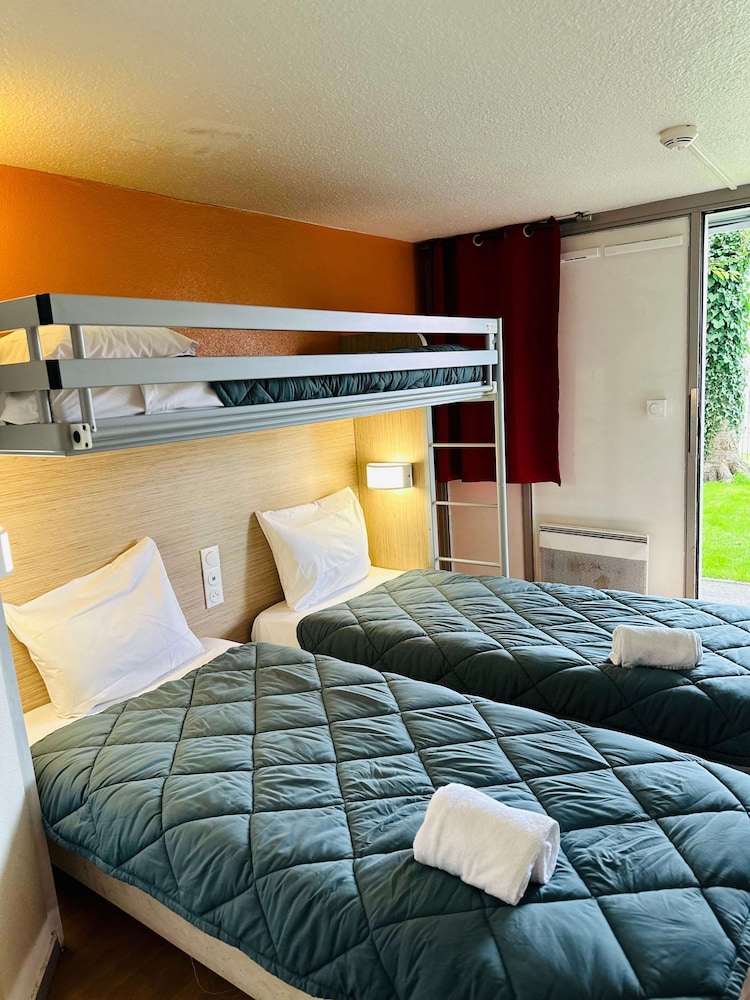 Standard Room, 3 Twin Beds - Photo 4
